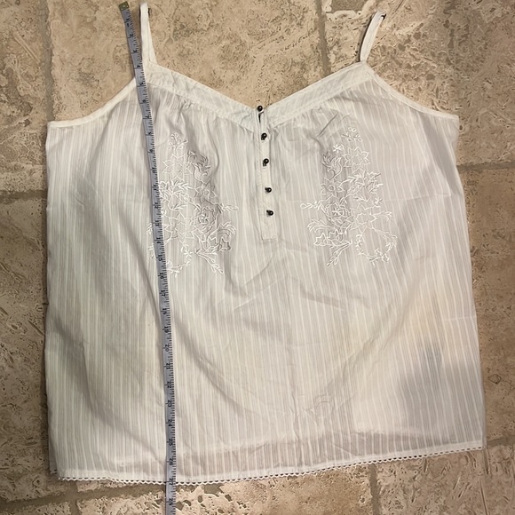 Gorgeous summer camisole style blouse. - Picture 7 of 7